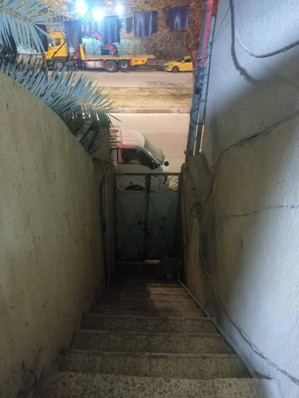 السلام عليكم بيت +شقه موقع تجاري حي الغدير المساحة ٢٠٠ متر السعر ٣٢٥ رقم ***********
