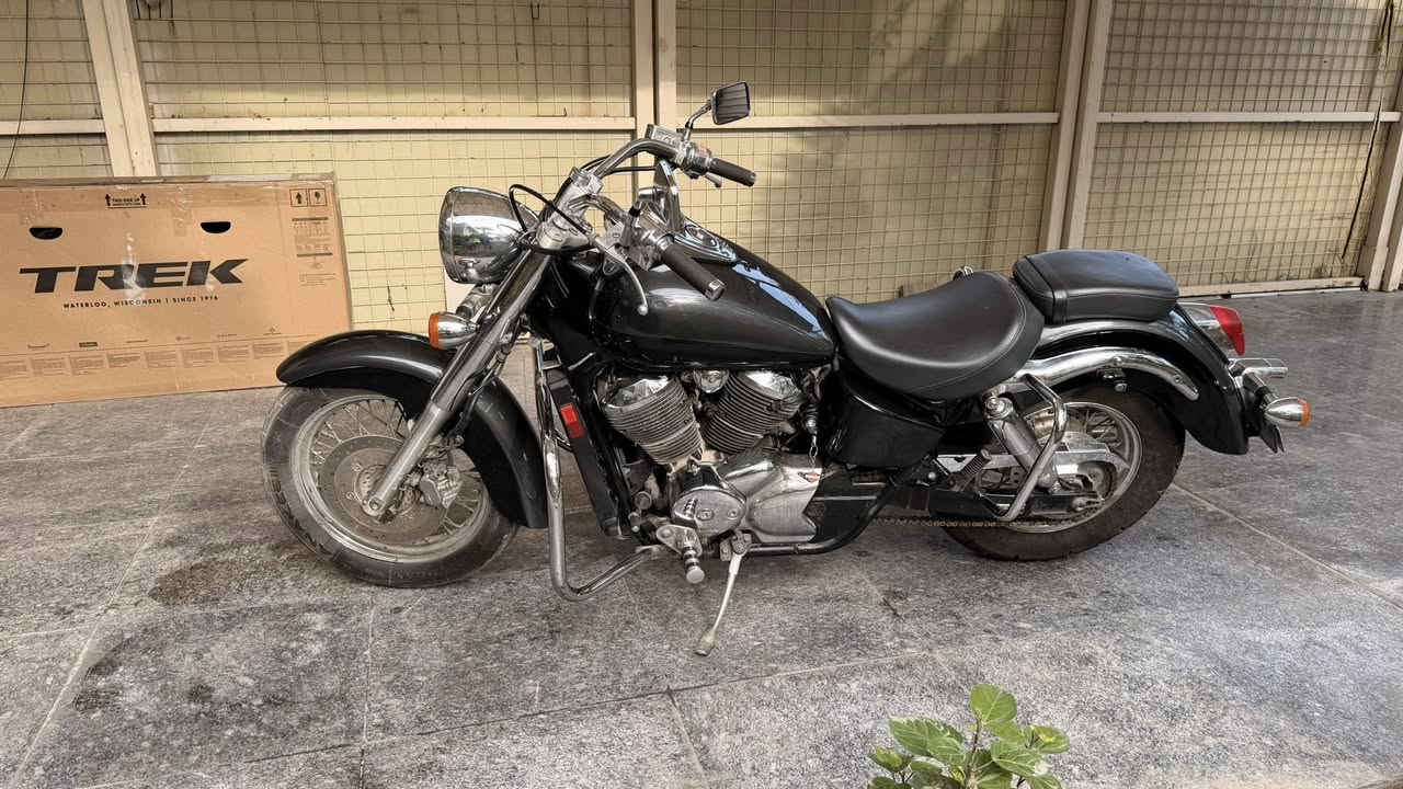 هوندا شادو ٢٠٠٢ 
ماشية ٣٧،٠٠٠
رقم وسنوية سارية الى ٢٠٢٧

اللون بالسنوية رصاصي غير محدد
الدراجة مغلفة PPF فيلي + اسود
اللون الحقيقي ابيض ورصاصي موجود بالصور

بطارية جديدة
جامة امامية موجودة
تچوة موجودة
الفشكة السفلية مال المكينة مبدلة
صالنصة كاتم اصلية موجودة
صالنصة رياضي مع الدراجة او تنباع وحدها سعرها ٢٠٠$

الغراض الاضافية مع الدراجة
فلتر شوتة
فلتر دهن
٣ علب دهن موتل ١٠-٤٠

السعر مع الصالنصة الرياضي ٢٨$ 
السعر بدون الصالنصة الرياضي ٢٦$

العنوان بغداد العطيفية
***********
