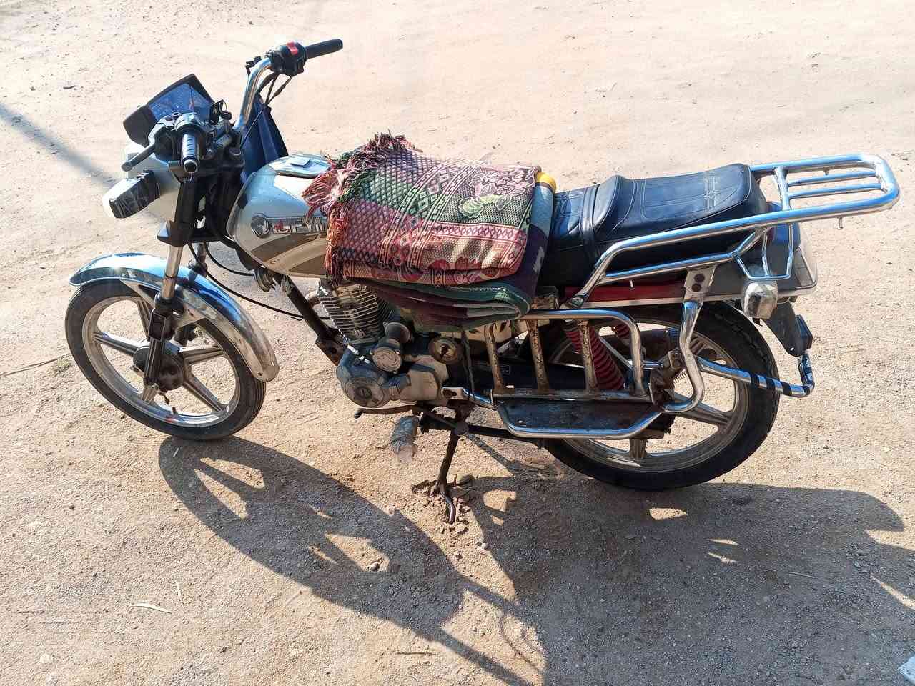 اعاده نشر بسبب لوعود لكاذبه??

بيع مستعجل

سلام عليكم اخوان دراجه للبيع موديل2011 اوراق اصولي
لدراجه شوفت عينك وكهربائيات كلهه جدد ضفيره وعقل ودشبول وماصده بس بكلايت حطيت احمر لئن لولد لصلحت يمه ماعنده رصاصي اطيحلك فلوسه كلهه جديده لدراجه ومكفوله لا عواج بل شاصي ولا جويه لحيم تجي وتكلب
مكاني كربلا حي لعباس (***********)لسعر 400وبيهه مجال
