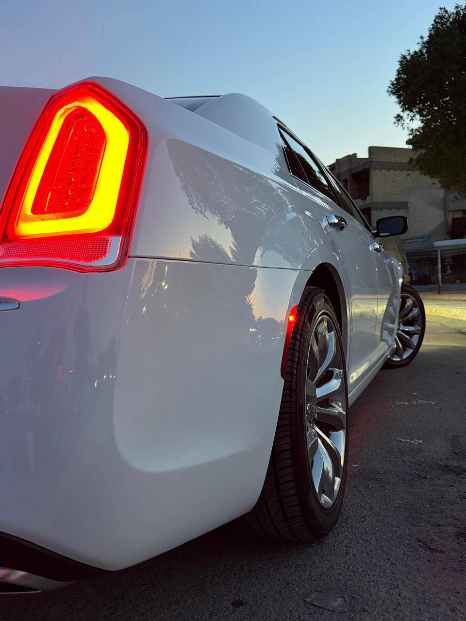 #السلام عليكم
كرايسلر اوبامئ 300 C لون ابيض

2019حادث جاملغ امامي صفحت اليمنه فقط

.. كفاله عامه عدة الجاملغ المامي مال حادث.

...... كفاله من البارد من  الصبغ ول تكحيل 

سنويه وهزه جديدة بأاسمي تحويل ثاني يوم

 موصفات معروفة مال  c فول عدة الفاتحه 

ماشية /////90 ميل 

‏كشنات حار بارد

... داخل ابيض

تدفئة🥵    ..... وتبريد🥶
خزن ميموري السترين خزن 
.
كشنات الخلفيه. 🥵 تدفئة 

 صور الحادث مرفقئ بل منشور

مكان سياره بغداد شهداء السيديه
 

 الشراي يتصل  
***********￼
