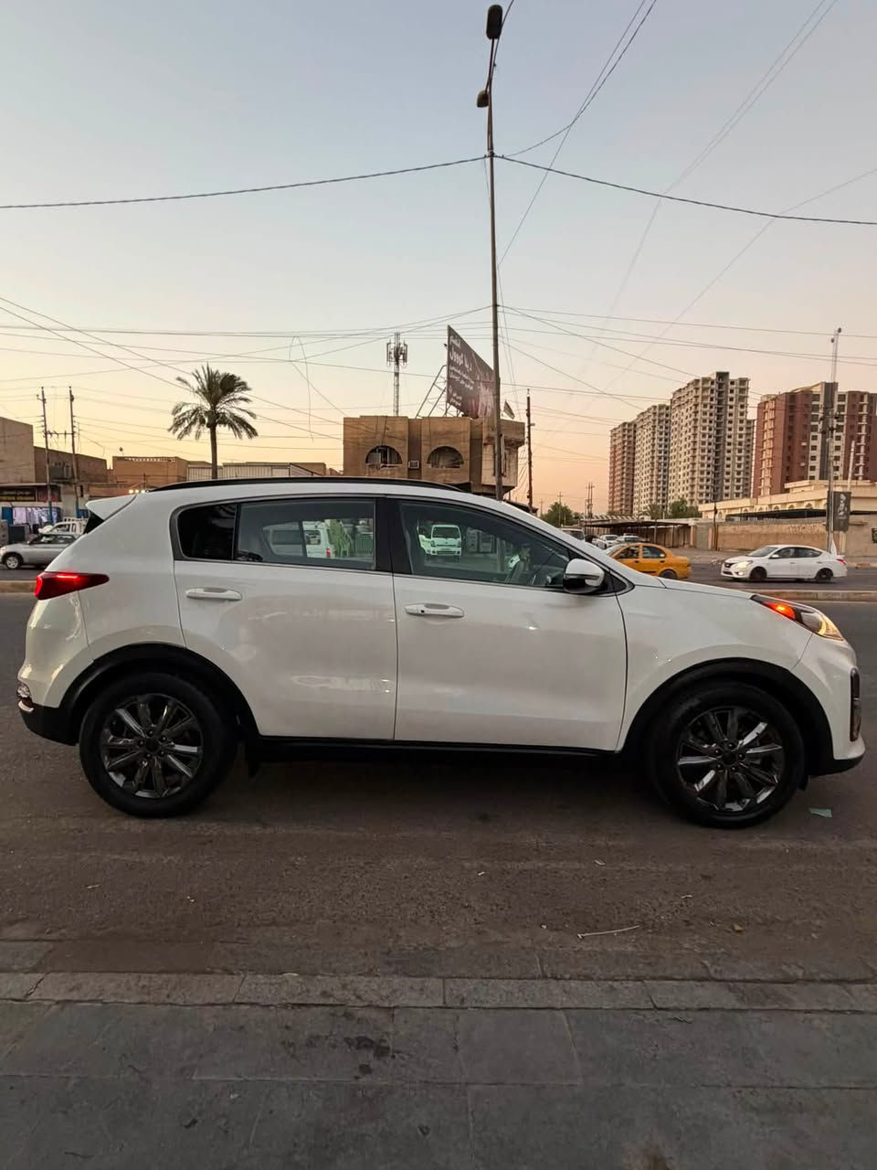 كيا سبورتج 2021  S فول مواصفات 1/1 للبيع
المواصفات : محرك 2400
1.  فتحة بانوراما
2.  بصمة تشغيل + اشارة ترحيب
3.  مري شغط 
4.  كاميرا دوارة 360
5.  شاشة كبيرة
6.  كشنات جلد + كهرباء
7.  رادار امامي + رادار جانبي (نقطة عمياء)
8.  تحكم ستيرن جهتين + مثبت سرعة
9.  3 انظمة قيادة (سبورت / ايكو / عادي)
10.  سايد بريك بصمة
11.  تدفئة وتبريد كراسي + تدفئة ستيرن
12.  قطعتين تبريد
13.  مري شفط
14.  نظام مانع انزلاق
15.  شاحن هاتف لاسلكي
+ هواي مواصفات بعد ترحيب مري شفط  
حالة السيارة:
•  الحادث خلفي  وهنا صبغ جاملغ امامي ايمن- بجم كبس (صور الحادث موجودة مع الصور)
•  كير - مكينة - تبريد كفالة
•  ماشية 50 الف فقط بعدها جديدة. رايدها 159
***********
