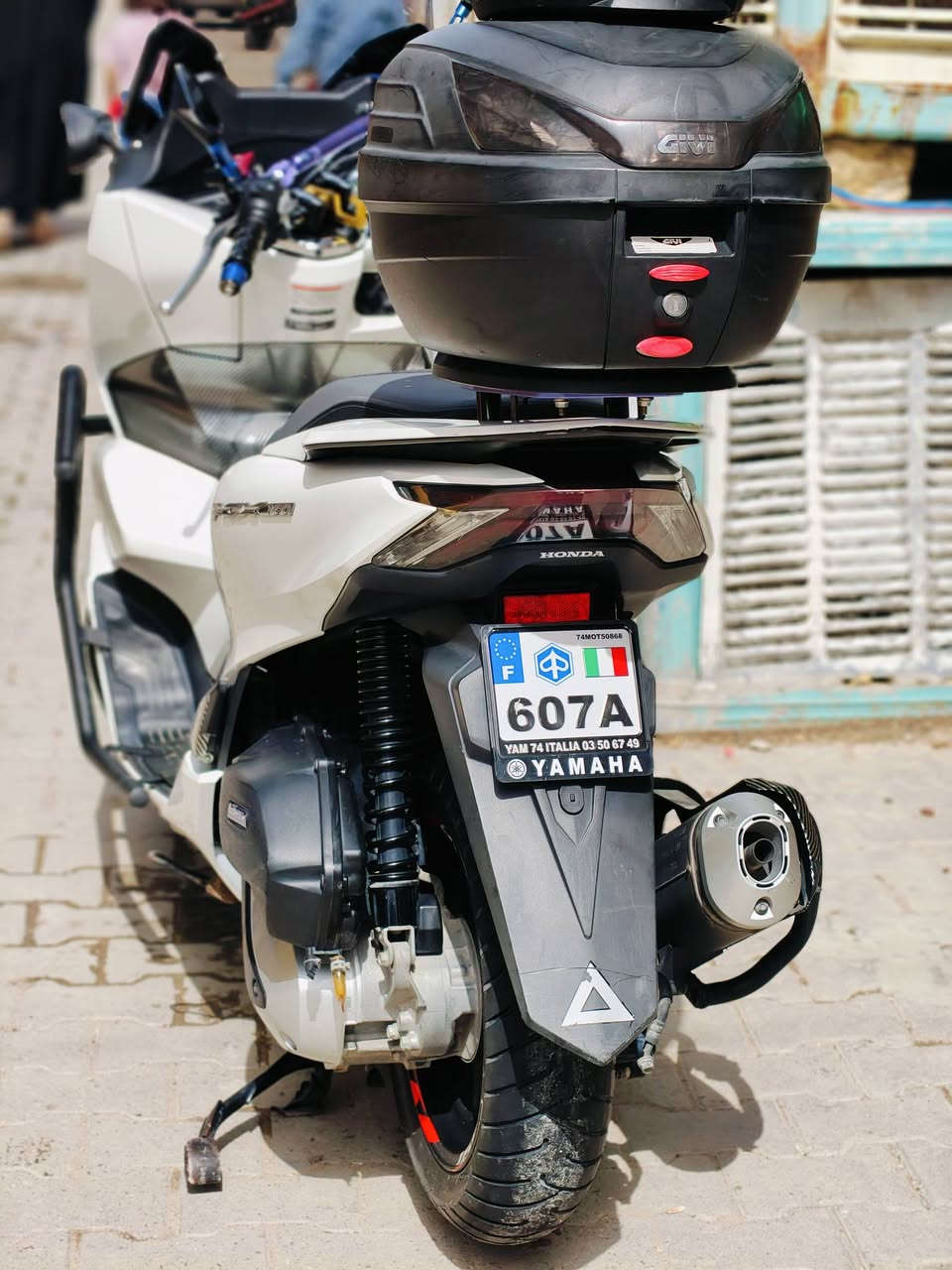 سلام عليكم شباب دراجه للبيع 
ياباني KF اصلي ماشيه ١٦الف يعني زيرو
مكفولة كفالة عامه وبيه تزويد مرتب فول 
مكاني بغداد مدينة الصدر 
رقم ***********
