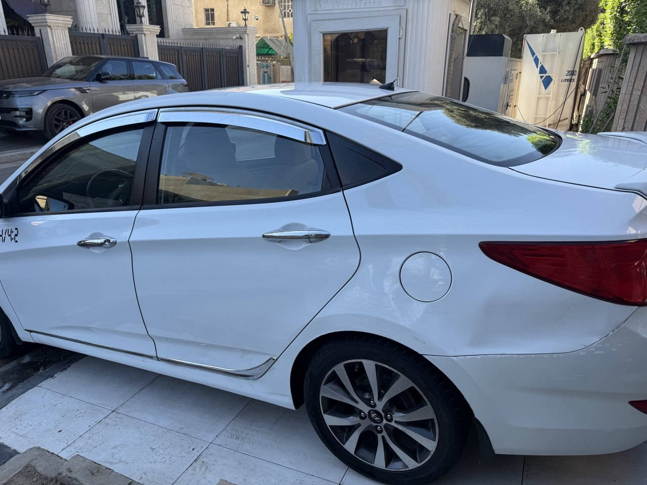 السلام عليكم .للبيع اكسنت خليجي موديل (2016)  لون ابيض محرك  (1600) دوش قطرتين. كامل مواصفات. شاشة اندرويد الجبيرة . كامرة خلفية.  تحكم بالستيرن .  تخم تايرات 4 جديد . باتري جديد . 5 ويل كب  . اشاير بالمري .سلايد  (تنتة ).  بدون حادث بس بيهة جاملغ معدل بس بارد والثانية ممسويهة مثل ما امبينة بالصور . واكو شخوص بالدعامية . والسونار مالتهة موجود . الدهنوالصيانة  من شركة موبس ودفترهم موجود.. السنوية باسمي لنهاية سنة  2027 (السعر 115) بيهة مجال بسيط  .. المكان االكرادة ... (***********)
