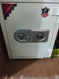 قاصة جديدة غير مستخدمة ضد حريق وزن45ك ب110 عنوان بغداد 07722115000