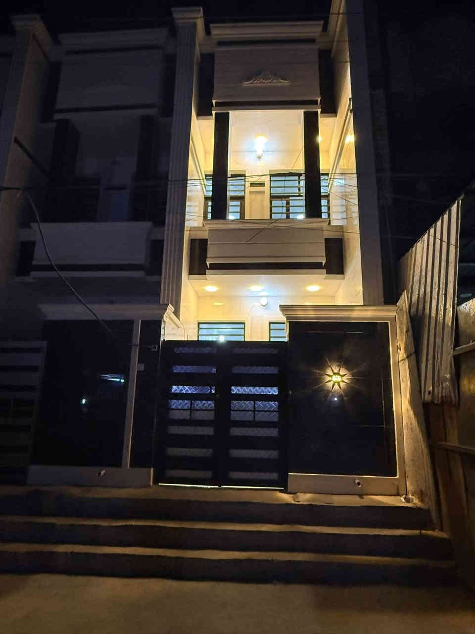 الدار للايجار 🏠🏘️
المساحة 75 م 
رصيف امام البيت 6 م 
عرض الشارع 20 م 
العنوان الشعب شارع عدن مقابيل مطعم حجي عادل
يحتوي على كراج صغير وخدمات خارجية واستقبال ومطبخ حار وبارد ومنور وخدمات وغرفة نوم 
ويحتوي الطابق الثاني على غرفتين نوم وخدمات ومكان غسالة وبيتونة وسطحين 
للاستفسار اكثر يرجى الاتصال على الرقم التالي ***********
او زيارة مكتب تبارك للعقار والمقاولات الكائن في شارع الاسواق المركزية قرب مطعم ميامي
