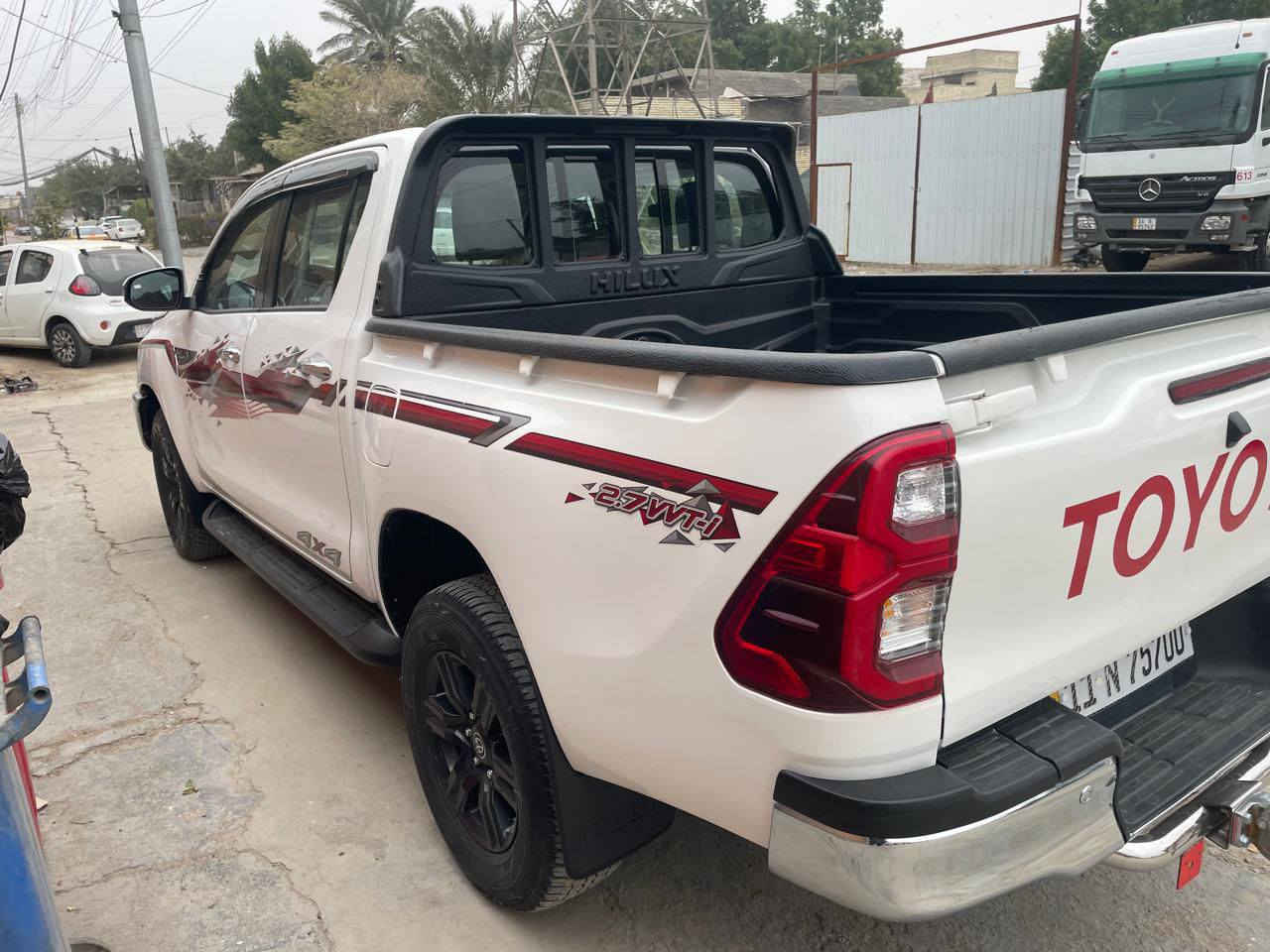 السلام عليكم للبيع بيكم هايلوكس موديل 2022 كفاله عامه رقم بغداد انكليزي الجديد هزه جديده 
السياره بعده على وضع الشركه ماشيه 21 الف 
مدوشمه كشنات وكاعيه  السعر 318 وبيه مجال قليل 
مكاني بغداد الشراي يتصل ويدلل ***********
