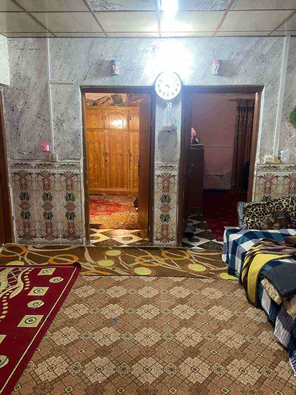 بيت البيع  نقد او عل مبادر  
بيت طابو  المساحه 210   طابقين الطابق الاول
. غرفتين وصاله ومطبخ وصحيات واستقبال طول 13متر وطارمة
 طابق الثاني غرفتين 
 نهاية شارع الوكفه 
 قريب عل محلات جدد  عل شارع العام ثاني فرع وهاذه رقمي 
***********
***********
