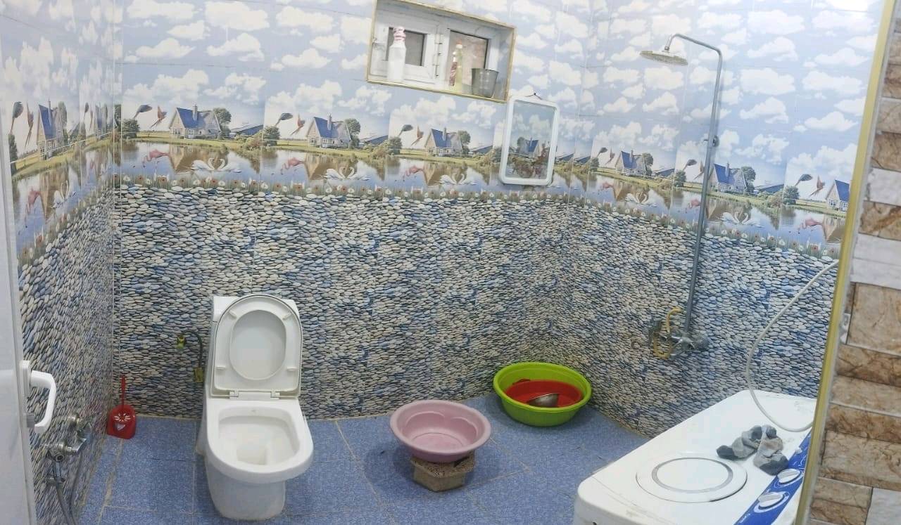 بسم الله الرحمن الرحيم دار للبيع في بغداد التاجي منطقة البسيد، البيت مساحة 200م يحتوي على
-مطبخ
-استقبال
-حولي
-حمام داخلي غربي
-حمام خارجي اساس فقط (يستعمل كمخزن حاليا
-غرفتين نوم
-سطح امامي و خلفي
-بيتونة
البيت بناء جديد «وقف وليس ملك» والسعر 108 مليون وبيه مجال حلو للشراي و تدللون