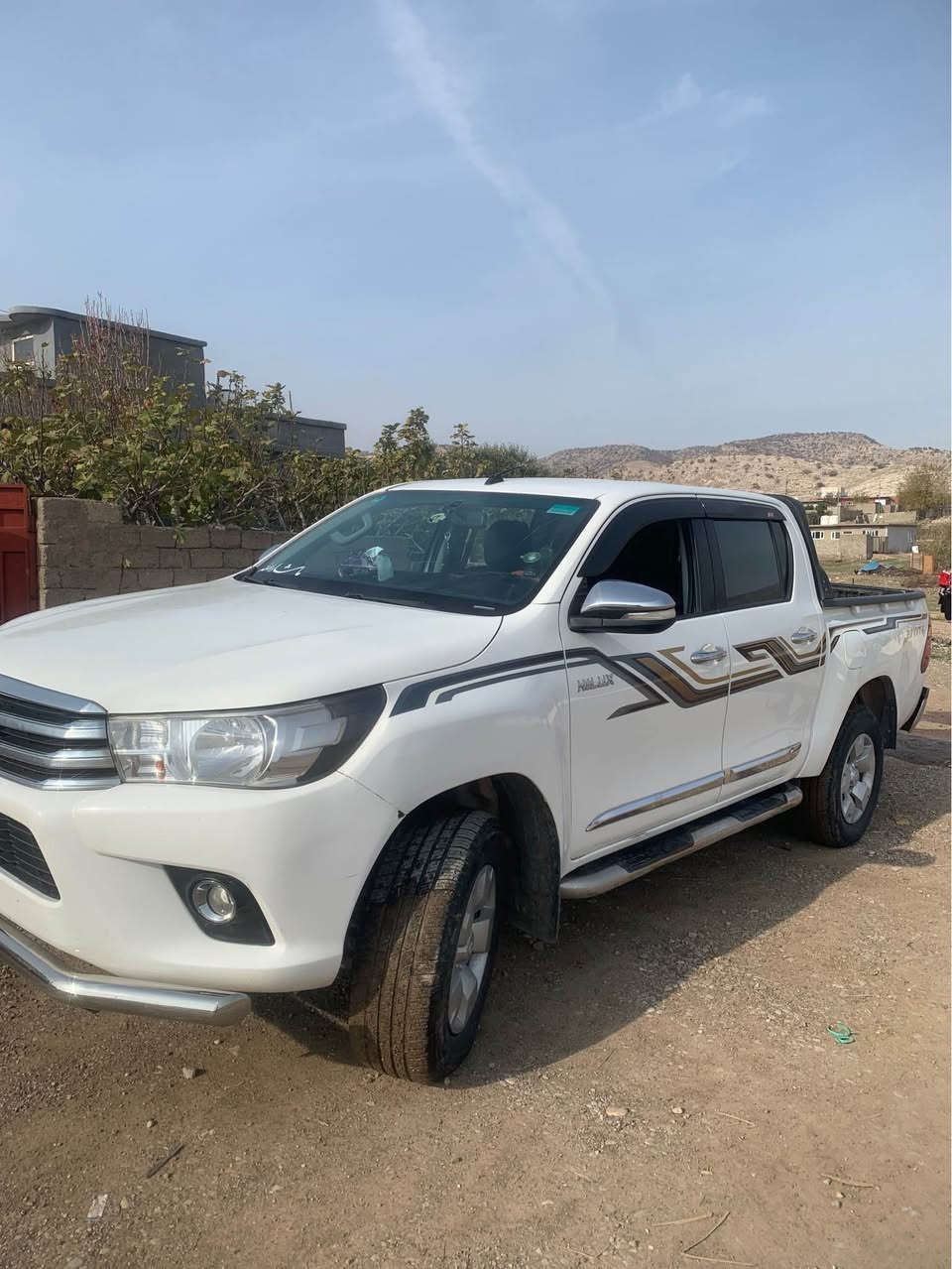 سلامعليكم تيوتا هايلوكس 2016 گير عادي مكينه گاز گير محرك كارباي ده بل اكسل هه موي به شه رت 4 تايه ي لوك مودي eco و pwr مود پيش و پاشي كه پسه سياره كه عام بوياخ نيه به عام ده يفروشم به بي دعم سياره كه علوجه كيشه ي مه ده ني به شه رته سعر 130 مجال رقم تله فون *********** دهوك, العراق
