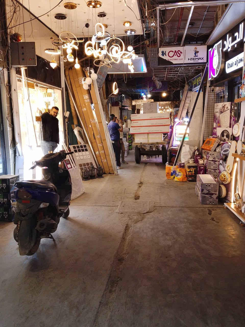 شركه وي لايت الاولى في العراق عمر الشركه اكثر من 20 عام لبيع الكهربائيات بانواعه الاناره الحديثه والتاسيساتك والكيبلات بروفايل بانواعه مع التوصيل استفسار (***********) 
(, مكان الشركه عقد النصارى قيصريه الاولى على ايدك اليسرى)
