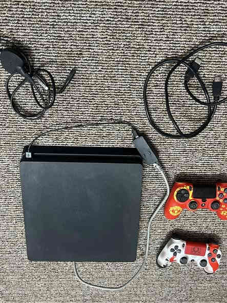 بلي فور استعمال قليل يعني جهاز نضيف 
مهكر 
500كيكه 
جوستك اصلي 
و تجاري رايدله صيانه 
تجي افحصلك هوه وتروح شرط بلي فول 
للاستفسار الاتصال *********** متوفر وتساب
