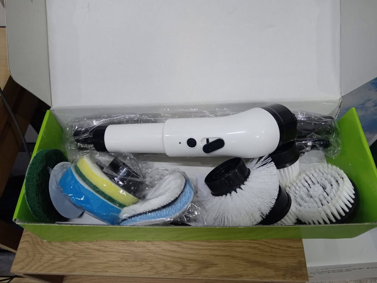 📦جلايه شحن تايب سي للارضيات والسيراميك📦
ب ١٠ الاف بس 
تنظيف كهربائي دوّار: الفرشاة تدور تلقائيًا، يعني جهد أقل ونتيجة أسرع من الدعك اليدوي.
 • قوة 25 واط: قوة جيدة لإزالة الأوساخ العنيدة بدون ما تتعب إيدك.
 • شحن سريع: مذكور على العلبة شحن سريع خلال حوالي 3 ساعات.
 • استخدام متواصل: تشتغل لفترة مناسبة بعد الشحن بدون انقطاع سريع.
 • مقاومة للماء (عادةً): مناسبة للمطبخ والحمام (لكن بدون غمر كامل بالماء).

🔹 الرؤوس المرفقة واستخداماتها

يجي وياها أكثر من رأس، وكل واحد له شغلته:
 • 🟢 فرشاة خشنة: للبقع القوية، السيراميك، الجدران، الأرضيات.
 • ⚪ فرشاة ناعمة: للأحواض، المغاسل، الأسطح الحساسة.
 • 🔵 إسفنج: للتنظيف الخفيف والتلميع.
 • 🟡 ليفة/فايبر: لإزالة الدهون وتنظيف المطابخ.
 • ⚫ رأس صغير دائري: للزوايا والأماكن ايقة


**إذا كنت صاحب هذا الإعلان وتريد حذفه لأي سبب، رجاءا أرسل رسالة إلى الدعم الفني**