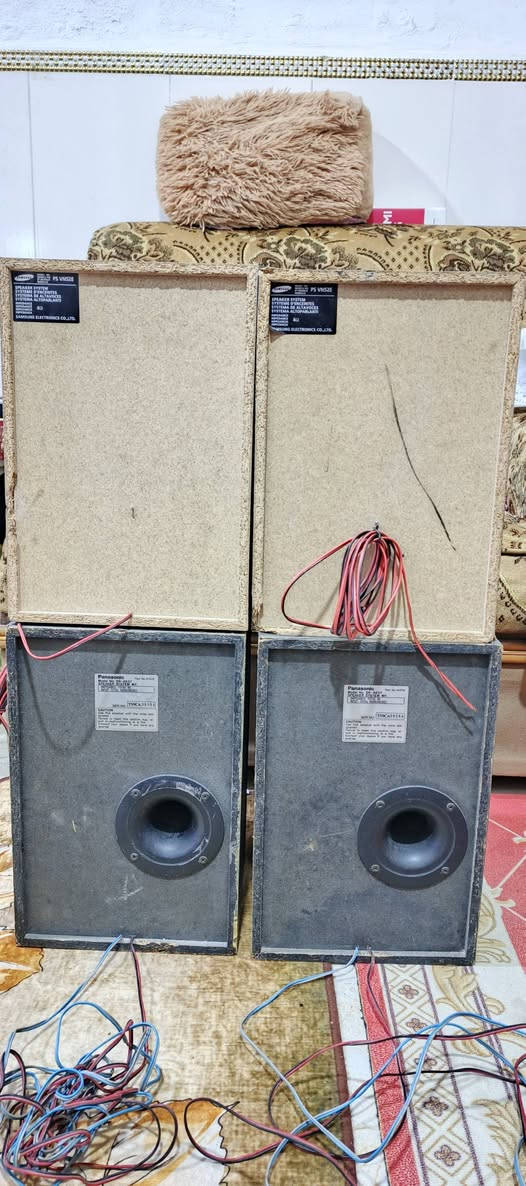 السلام عليكم .
زوجين سماعات ماركة باناسونيك و سامسونج مال سيستمات بوكس ..سماعات علئ البلاد بالكامل .وصوتهم رائع جدا ...٦ اوم ترهم لجميع الاجهزة .
قياسهم ٣٢ سم تقريبا ارتفاع و ٢٢ سم العرض 
 سعر زوج السماعات الواحد ٤٠ الف نهائي رجاءا
للعلم الباناسونيك كل تك ام الخطين تحتوي ٣ سماعات  ١٠٠ واط ..والسامسونج بحدود ٦٠ واط .
للاستفسار او المراسلة موجود خاص او الرقم *********** البصرة .موجود توصيل شركة .
