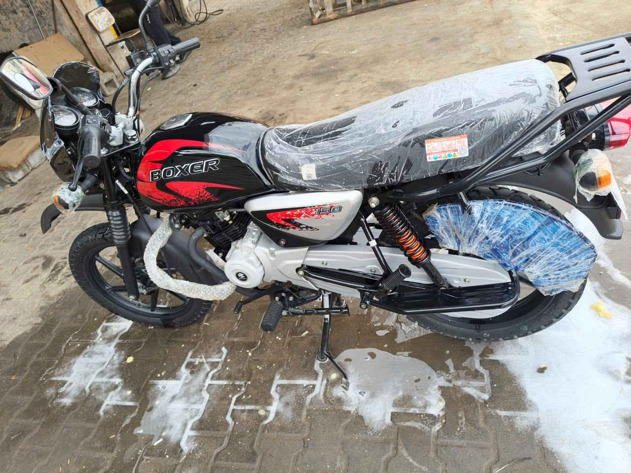 عليكم شباب بوكسر فحل للبيع موديل 23 رقم سنويه الدراجه الجديده اختي الزيرو رايتها  رايتها مليونين و750 بيها مجال بسيط عنوان بصره حي الحسين الشراي يتصل على الرقم ***********
