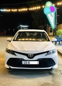 تۆیۆتا کامری 2018 مواسەفات LE ئەمریکی ڕەنگ سپی بەفری ناو ڕەش و تحدید س...