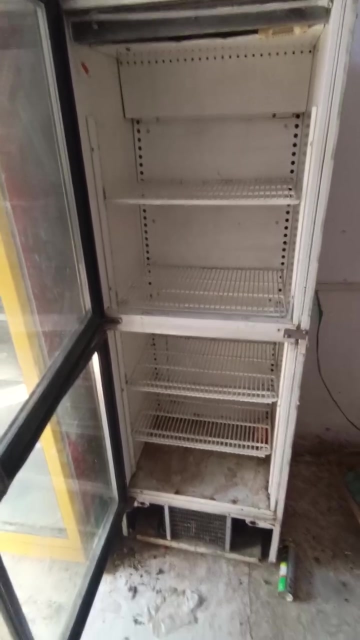 السلام عليكم عارضه عمرهه 5اشهر عارضينهه للبيع بسعر مناسب مجمده بطحيه هاذ الثلج مالهه و عارضه ايرانيه بسعر مناسب ***********

