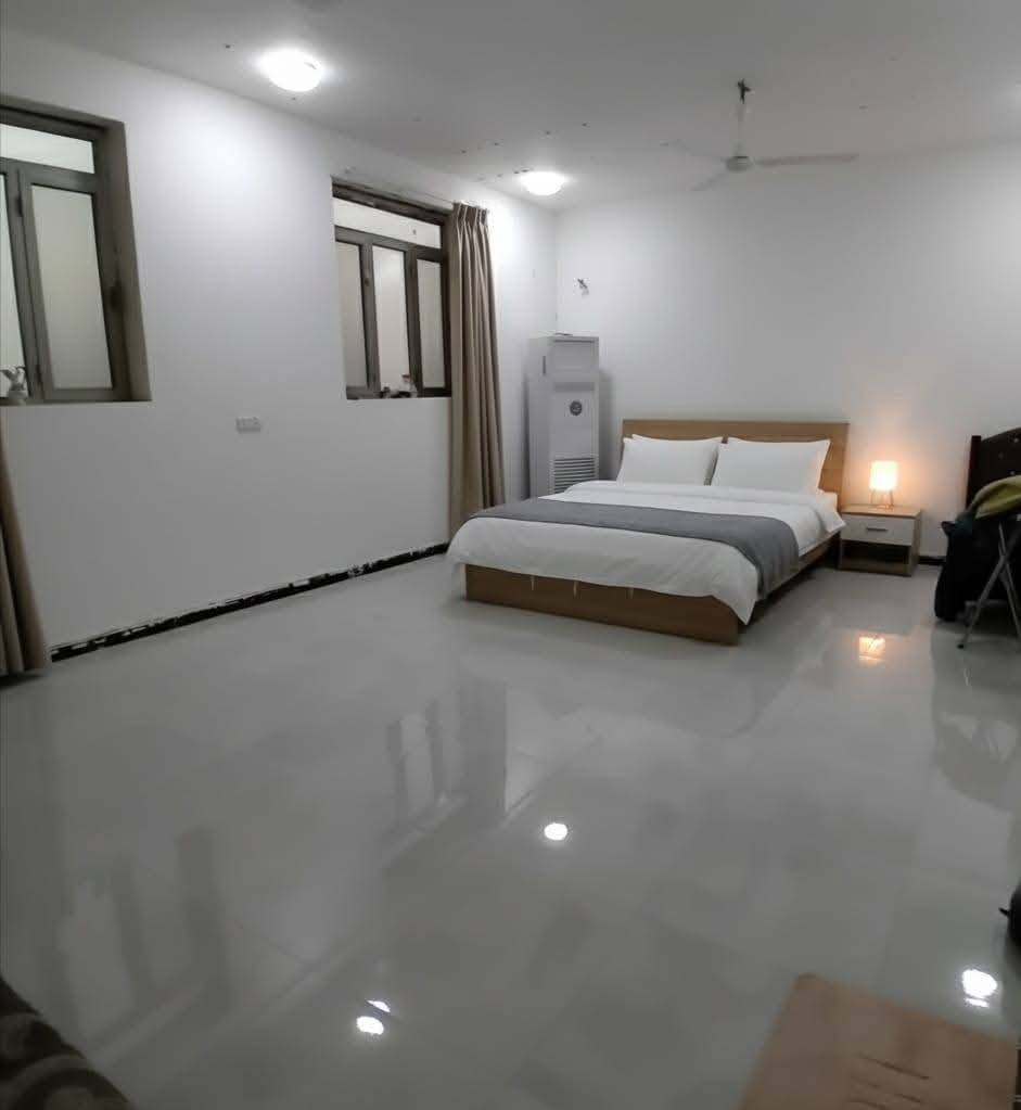 دار للبيع في مجمع الدوح
#المساحة_218م
#حر_غير_مطلوب
#بناء_صاحب_الدار
#يتكون_من_طابقين يحتوي على استقبال وصالة وغرف عدد4 ومجمع صحيات عدد3 وحديقة وكراج سيارة
‏للاستفسار ***********
