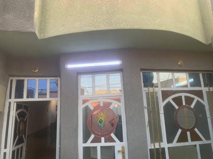 الدار للبيع مساحة 125 متر واقع حال ١٤٢ طابو زراعي قرار ٢٥ نقصه كاشي فقط الغرفة الأخيرة مطبكة كاشي طابق واحد 
او مراوس بدار ٧٥ متر في حي السفير 

العنوان حي السفير شارع كهوة جاكي خلف صيدلية سفير العافية

السعر ٨٥ 

للاستفسار خاص او الاتصال على الرقم ***********
