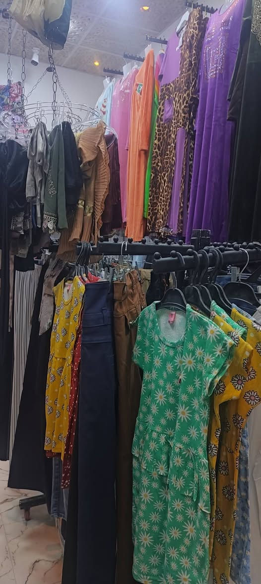 محل ملابس وكوزمتك للبيع شامل تجهيزاته و بضاعته
* ملابس جديده 
*ذهب برازيلي 
*ادوات منزليه
*ملابس باله 
*كسسوارات وشاحنات موبايلات
*مكياج ومواد تجميل وعطور 
📍عنوانه حي العسكري شارع 30 قرب المستوصف مقابيل مدرسة فالح موات

👀موقعة مميز وتجاري بصفه مدارس بنات 

🚧سبب البيع الانتقال لغير محافضة 

 للاستفسار خاص او الاتصال على الرقم *********** ديوانية, القادسية
