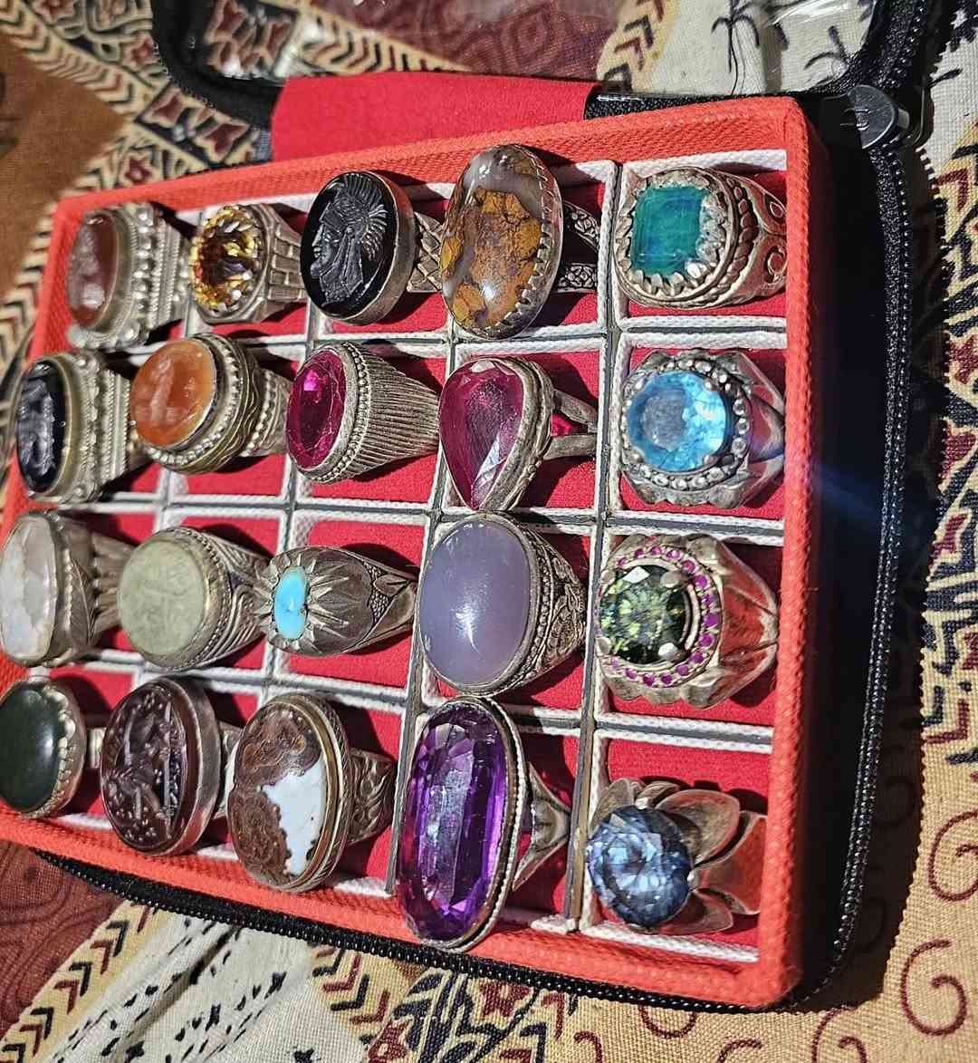 عيدكم مبارك. ..
القطعة ب ١٠٠
للباسة والجناية اهل الانتيكات عمي


**إذا كنت صاحب هذا الإعلان وتريد حذفه لأي سبب، رجاءا أرسل رسالة إلى الدعم الفني**