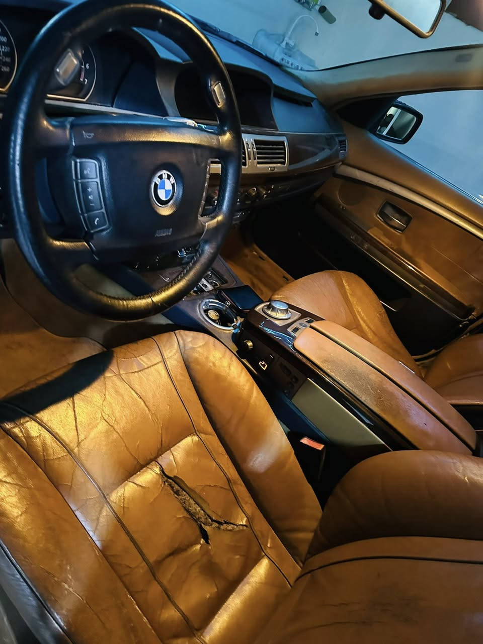 سلام عليكم باخره موديل 2002 محدث 8 وغراض مالاتها البلاديات عندي ضامهن  رقم سليمانيه بسمي سنويه ل 28 محرك وكير وحداديه وتخم تاير السياره جاهزه كهربايات كله مابي نقص بس شويه غرفته مو حلوه كلش السياره احله من الصور ملاحضه السياره بيها صبغ مال تحديث فقط يعني البجم وقبق الجنطه 
السعر 105 وبي مجال مكاني بابل حله 
***********
