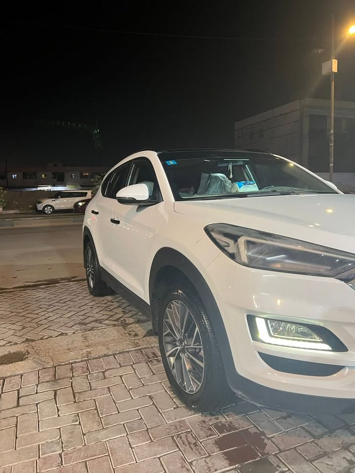 السلام عليكم هونداي توكسان موديل ٢٠٢٠ خليجي بغداد وكالة الكاصد تجي فول مواصفات بانوراما 
كراسي ثنين كهرباء 
حساس امامي خلفي 
محرك ٢٠٠٠ دوش 
بصمة ابواب وتشغيل 
شاحن واير لس 
شاشة ابل كار بلي 
اريل نفكيتر 
تحكم ستيرن 
تبريد قطعتين 
لايت خمس عدسات 
اشارة لكزز
دشبول كاربون فايبر 
السيارة بيهه مكانين صبغ  بالكشر بس بدون دواخل نهائي مكانات بارد
وبيهه سونر السيارة 
مكانها بغداد العامرية 
سعر البيع 155 اكرر قطعتين صبغ فقط ابيع حساب حزام
***********
