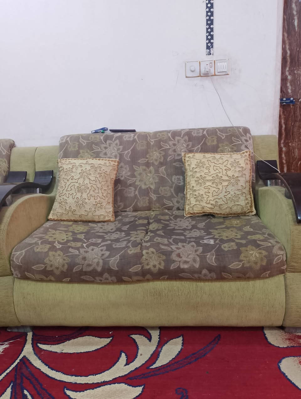 قنفات نضيفات للبيع مابيهن ضرر المكان ديوانيه سنيه السعر ٢٢٥ وبيهن مجال قليل ***********
