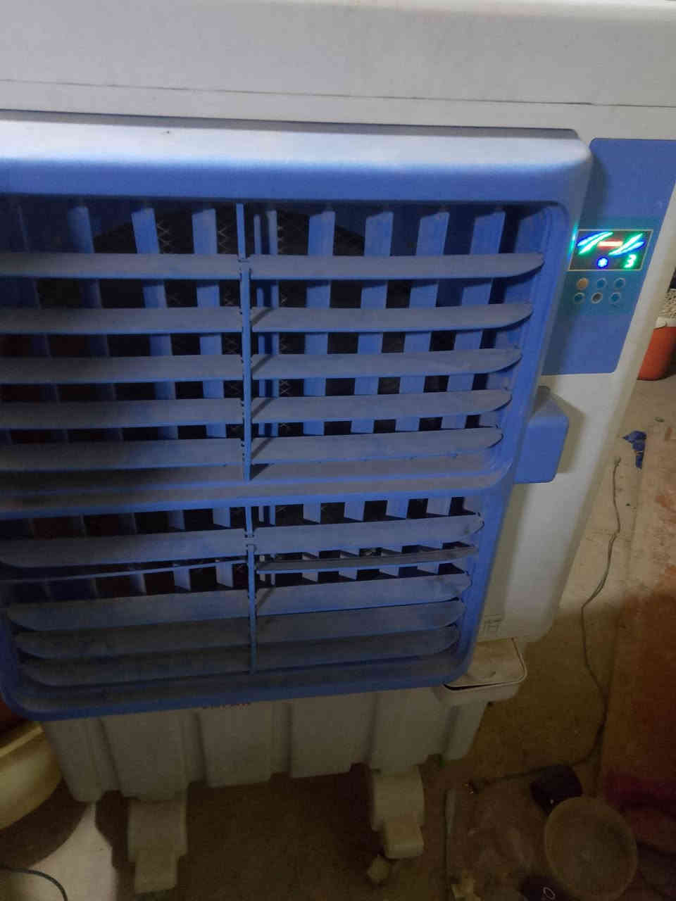 من رخصة الادمن 
كونفيرة ياباني اخت الجديد قفله 50الف 
مبرده نظيفه جدا السعر50الف
حله شارع 60
***********
***********
