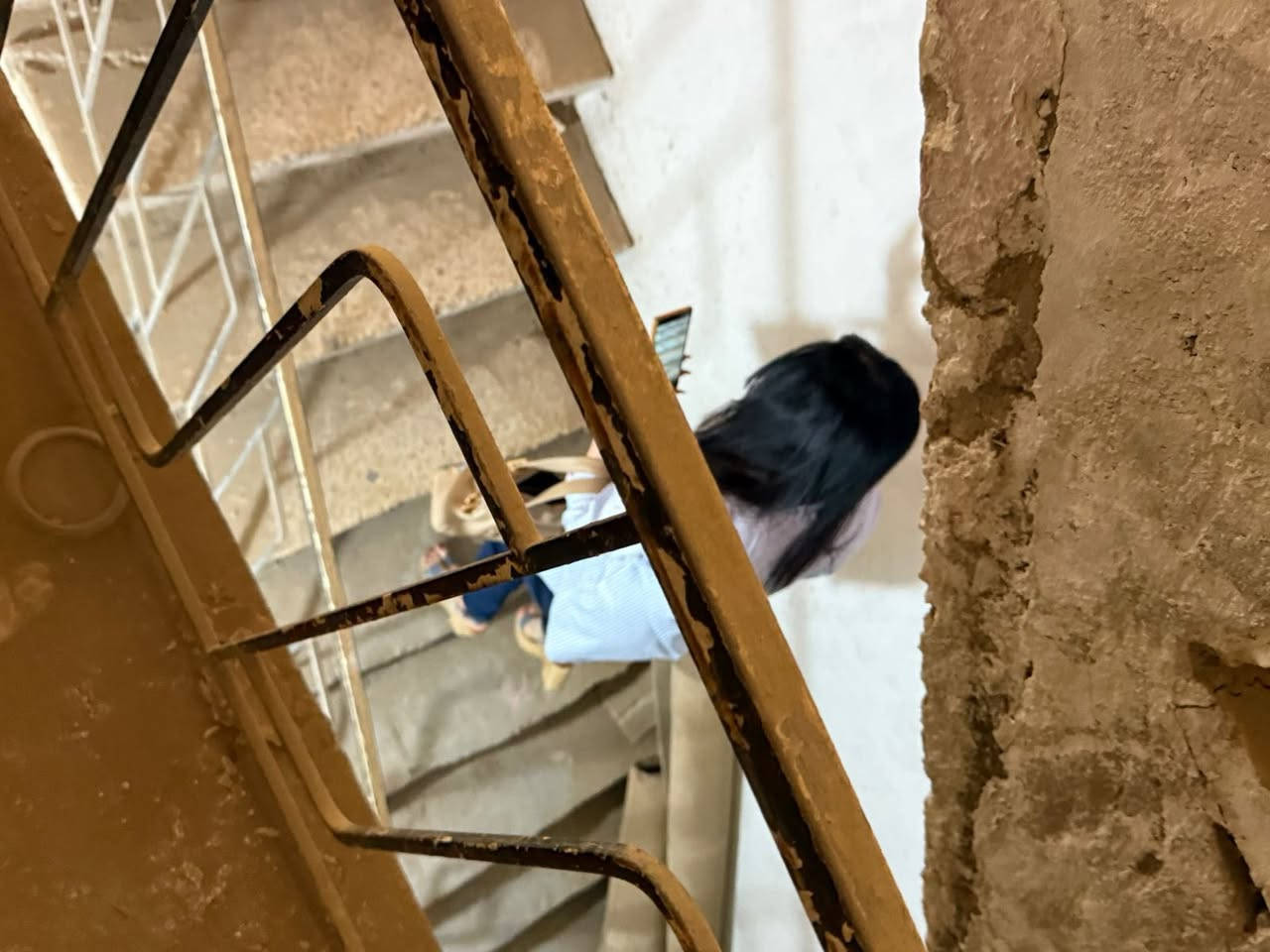 شقه وقف سني 80م
فوق الارضي من بعدها سطح غرفتين وصاله. مطبخ وصحيات 
طويسه مجاور كوفي كيف للاسفسار***********
