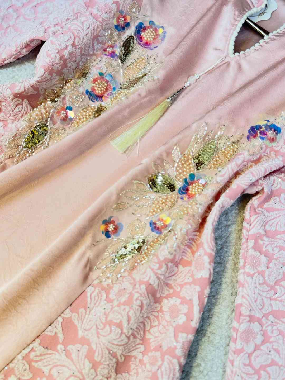 الـسعـر20الـف🤍✨
القياسات(L,xl,2x,3x)

للحجز و الاستفسار التواصل على الأرقام واتس اب 
***********
***********
***********
***********

توصيل بغداد  5000
توصيل محافظات  5000
