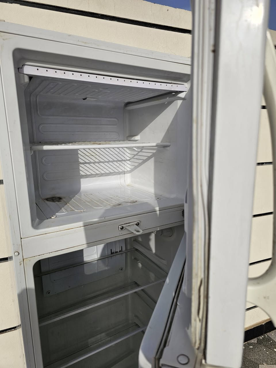 ثلاجه للبيع ١٨٠ نضيفه وتجميدشرط السعر ٢٠٠ تصال *********** مكان بعقوبه تقاطع سياحي
