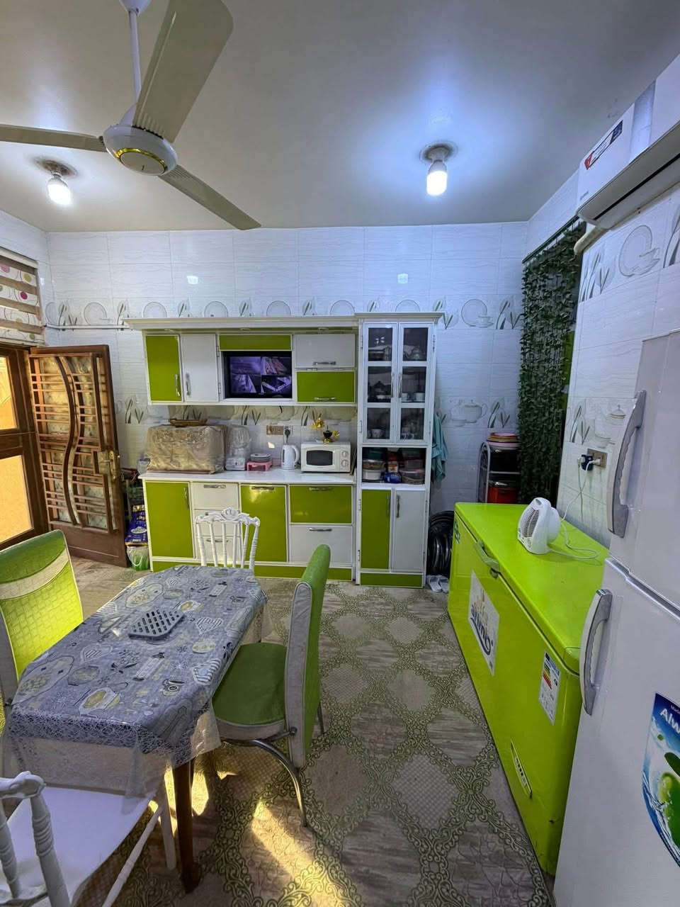 🏘️/ دار مع مشتمل للبيع المساحة ٢٠٠ م طابو صرف 

                     الواجهة ١٠ م / النزال ٢٠ م 

🧱/ بناء نظيف جداً (٢٠١٧ )  (تسليم مباشر للمشتري الدار فارغ)

   ( يباع مع الدار / سبالت عدد( ٦ ) مع كاونتر المطبخ )

الطابق الاول / مطبخ . هول . استقبال . غرفتين نوم . مجمع صحيات . گراج . صحيات خارجية 

الطابق الثاني / غرفتين نوم . مطبخ . هول . مجمع صحيات 

الطابق الثالث / غرفة نوم . هول 

المشتمل / غرفتين نوم . هول . مطبخ . مجمع صحيات 

🌏الموقع / حلة . الكرامة الثالثة مقابل مدرسة راية الاسلام قريب جداً من شارع ٦٠ 

                                ( تبليط مجاري  )

للاستفسار اكثر مراسلة الصفحة او مراجعة مكتب 

بشار للعقار والمقاولات شارع ٦٠ بداية شارع الحسينية 

***********            ***********

