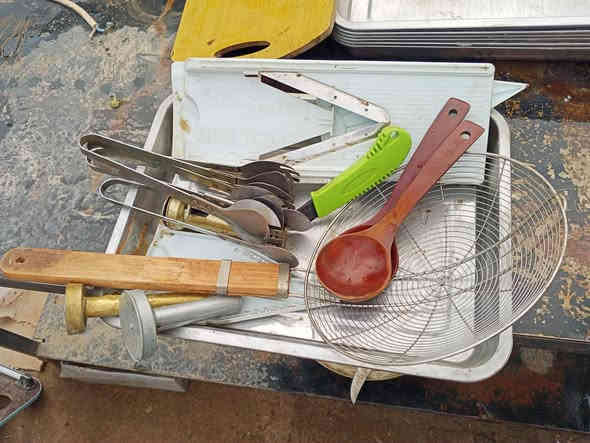 غراض كافتريه للبيع 
١.جمبر مال جاي وكهوه
٢. كراسي عدد ٩ مع ميز ٢
٣. ميز حديد ٢
٤. اعلان ضوئي
٥. نواعم هواي 
مكاني الديوانية
 للإستفسار وات ساب على الرقم ***********
