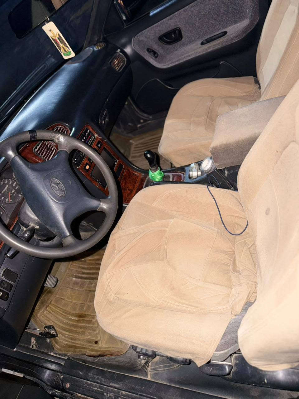 سوناته 93بيها رواجز مكينتها تعبانه 
دواخلها نضيفه كلشي شغال تبريد بيه نقص غاز 
كير عادي 
مكاناها الناصريه سنويه ل27
***********
سعر 28
