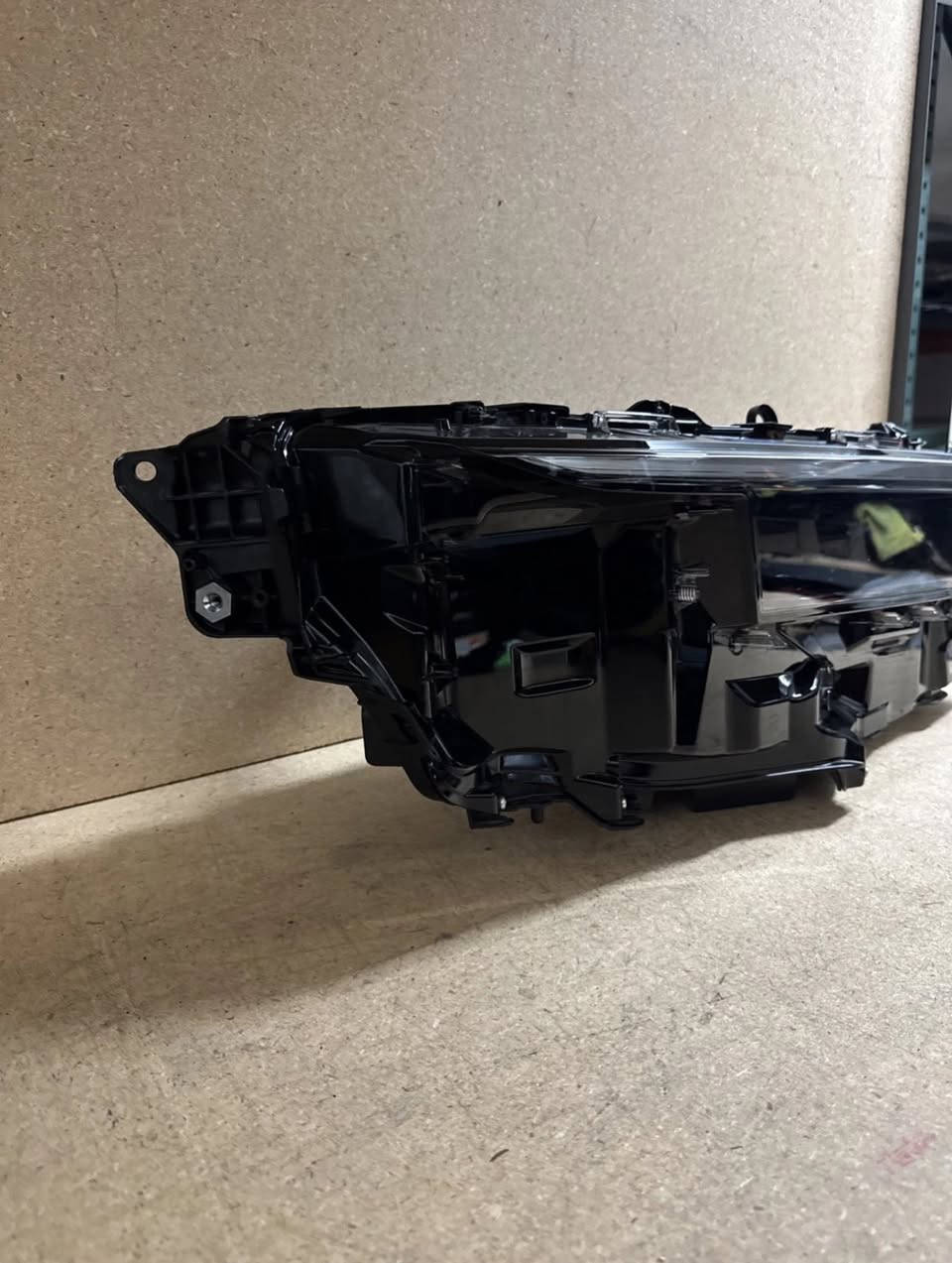 السلام عليكم لايت كراون 4 عدسات مال وارد امريكي تفصيخ اصلي صفحة الأيمن لايت نظيف كلش بدون كسور بدون تصليح نظافة 100/100 المكان بغداد الاتصال ***********
