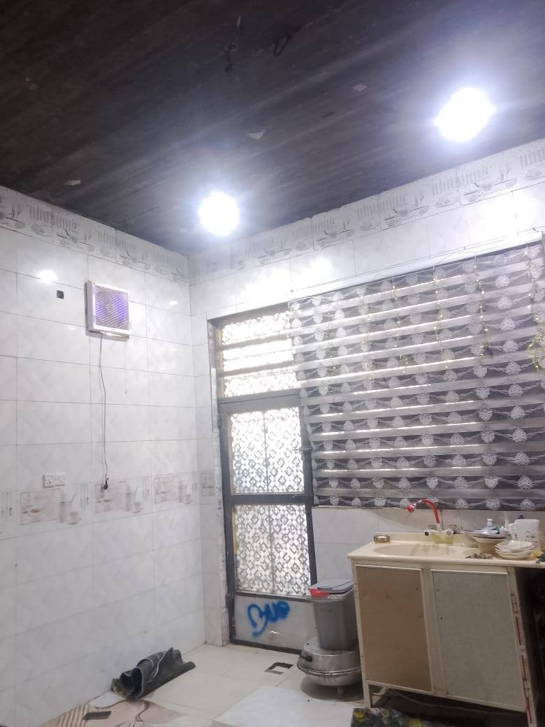 السلام عليكم بيت في حي الاحرار
للبيع حواسم غرفتين صاله مطبخ كبير ديوانيه 
حمام خارجي داخلي مساحه البيت 190 
البيت كون تريد مسلح مجاري دفن كهرباء دفن 
سعر البيت 30 وبي مجال 
رقم الهاتف ***********
