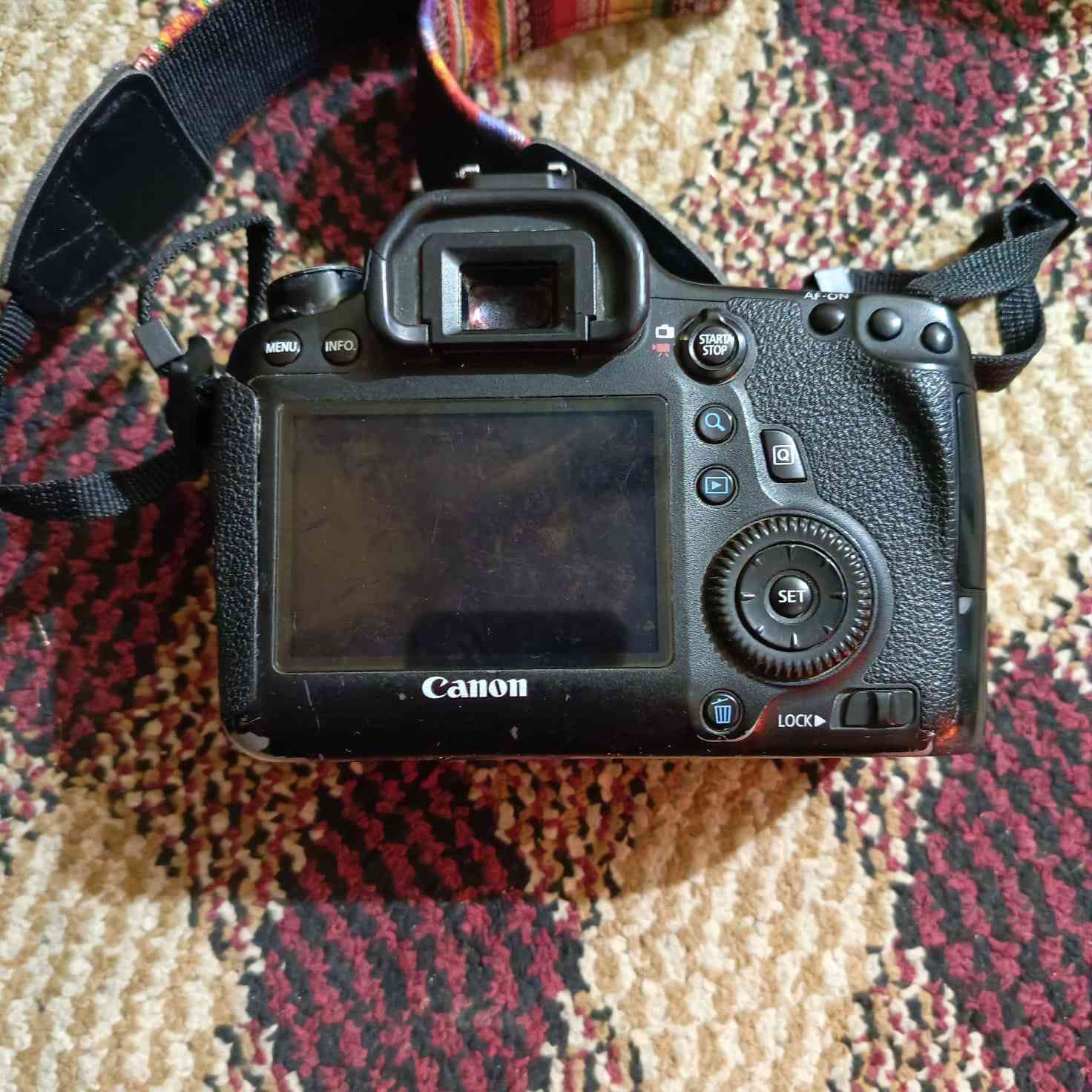 السلام عليكم كاميرا للبيع6D سعر 400 وبيها مجال ***********
