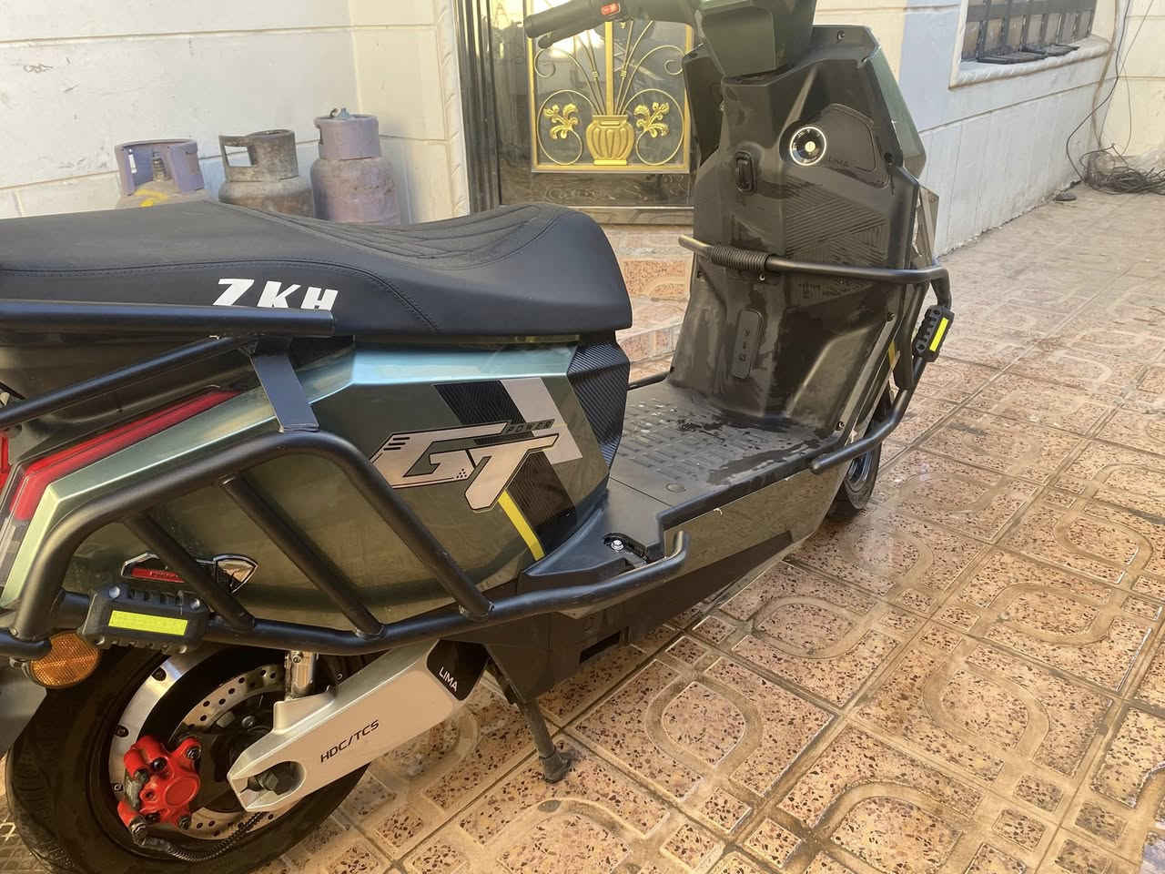 سلام عليكم دراجه شحن بعدها جديده ماشيه 823 كيلو فقط 3 نمر سرعتها 80 جديده جدا 2 بصمه تشغيل بل رمونت 
السعر مليون و100 
مكاني بغداد جكوك
الاتصال ***********
