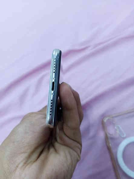 ايفون x ذاكره٢٥٦ بطاريه ١٠٠ مستبدله اصليه وشاشه خيارين كله شغال جهاز بس فيس ايدي يعني بصمت وجه متوقفه بس لباقي شغال مراوس شعندك واذا ايفون اعلى انطي فرق عادي رقمي بس واتساب وتصال ***********
