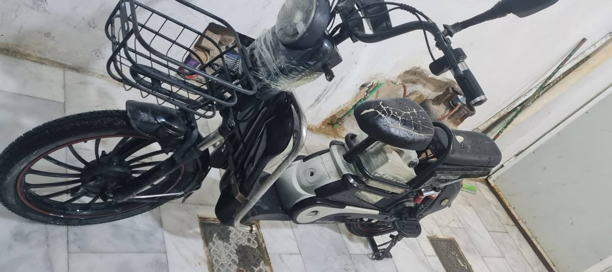 السلام عليكم دراجه شحن حجم عشرين للبيع البطاريه بيها 6 باتريات لي يريدها لتصال على هاذه الرقم ***********
