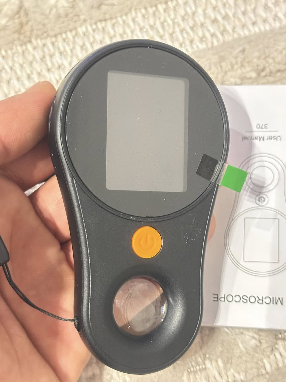 هذا الجهاز هو مجهر رقمي محمول، يُستخدم للتكبير والفحص الدقيق للمواد المختلفة.
أبرز المواصفات والمميزات:
التكبير: قدرة تكبير تصل إلى 500 مرة. 
الشاشة: شاشة IPS مدمجة مقاس 2 بوصة لعرض الصور والفيديوهات مباشرة. 
الكاميرا: عدسة بدقة 2 ميجابكسل لالتقاط صور وفيديوهات عالية الدقة. 
الإضاءة: مزود بـ 8 مصابيح LED قابلة للتعديل لتحسين الرؤية في البيئات المختلفة. 
الاستخدامات: مناسب لإصلاح الدوائر الإلكترونية، فحص العملات والمجوهرات،السعر 25 الف


**إذا كنت صاحب هذا الإعلان وتريد حذفه لأي سبب، رجاءا أرسل رسالة إلى الدعم الفني**