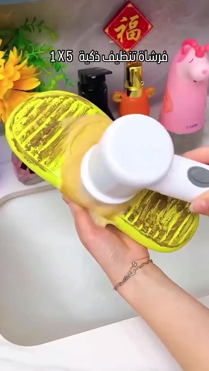 🔥 *فرشاة تنظيف وجلي - تنظيف سهل وسريع! 🧹*
- *المميزات:*
    - 🔋 تعمل بنظام الشحن
    - 📦 محتويات الصندوق:
        - الجهاز
        - رأس سيم
        - رأس سفنج
        - غطاء ثالث للسفنج
        - قطعة تثبيت
        - لاسق جهتين للتثبيت

🔥 *احصل عليها الآن!* 🛒
للحجز أو الاستفسار: 📲 مراسلة الصفحة أو واتساب *************.
