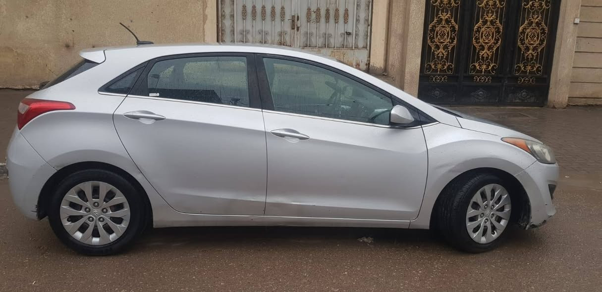 سيارة النترا هاش باك موديل ٢٠١٧ محرك ٢٠٠٠ gt ماشيه ٦٨ الف وارد امريكي ضربته بالباب بدون تبديل السعر المطلوب ١٠٠ ورقه بي مجال للجادين رقم ***********
