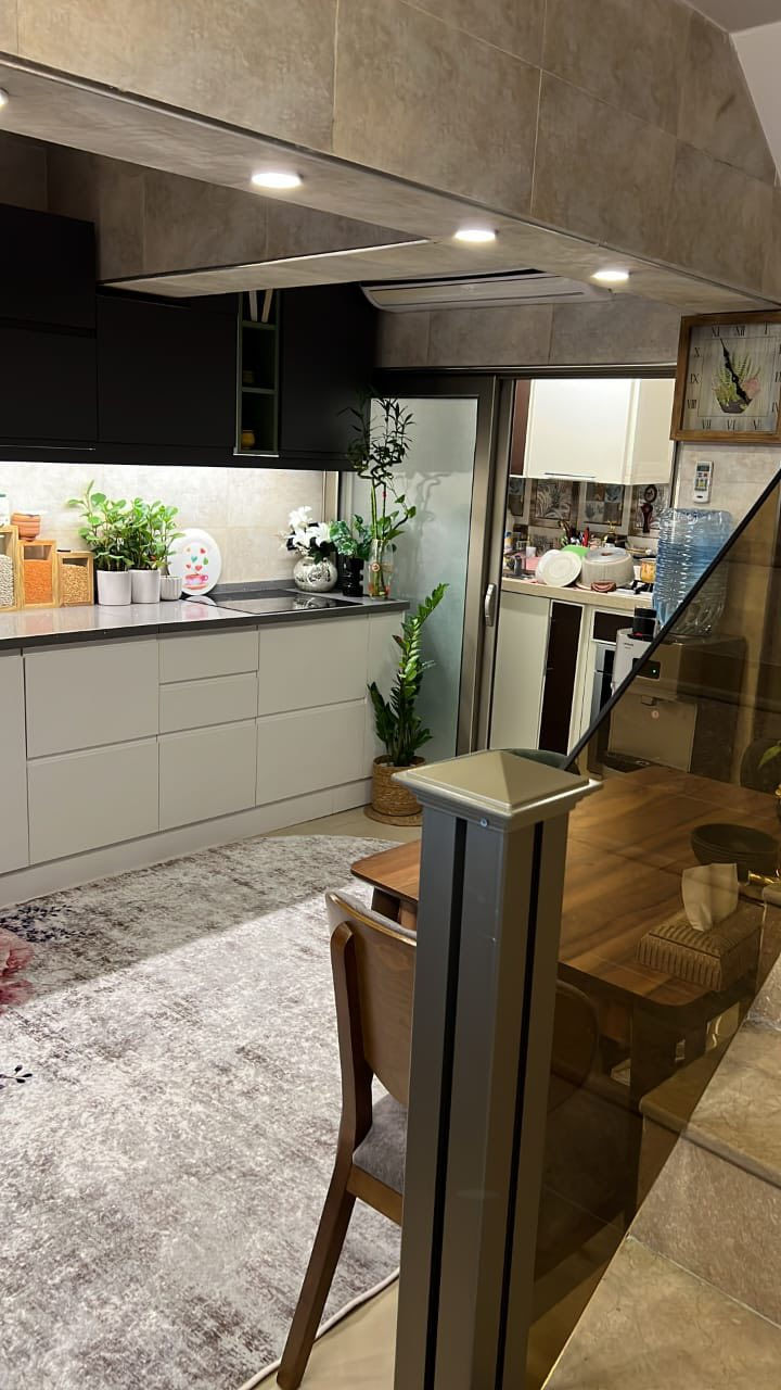 للبيع مشتمل لقطة بالمربع الذهبي 🔥

📍 منطقة المواصلات – درجة أولى
📐 المساحة: 72 متر
🏠 واجهة 6 متر
⬇️ نزال 12

✨ المواصفات:
✔️ صالة كبيرة ومريحة
✔️ غرفتين نوم كبار
✔️ مطبخين (حار وبارد)
✔️ موقع راقي وقريب من الخدمات

💰 السعر مناسب وقابل للتفاوض

📞 للاستفسار والحجز الاتصال على :***********

🏢 مكتب ابو فهد العامري
