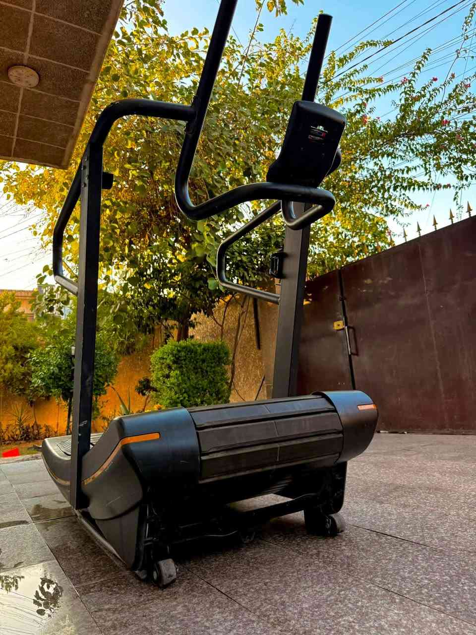 جهاز كارديو (Air Runner) بحالة ممتازة وشبه جديد 🏃‍♂️🔥
الجهاز نظيف جداً، السير ناعم ويمشي بسلاسة تامة بدون أي عيوب بالتشغيل. يعمل بدون كهرباء ويعتمد بالكامل على حركتك (أقوى جهاز لحرق الدهون وتجهيز القاعات). ملاحظة: بيه كسر بسيط جداً باليدة وموضح بالصور، وما يأثر على الاستخدام نهائياً.
 السعر: 600$ دولار (بيه مجال بسيط للشراي).
 الموقع: بغداد - شارع فلسطين.
 للتواصل والاستفسار: *********** 📞
التواصل على الخاص أو الاتصال برقم الهاتف.
