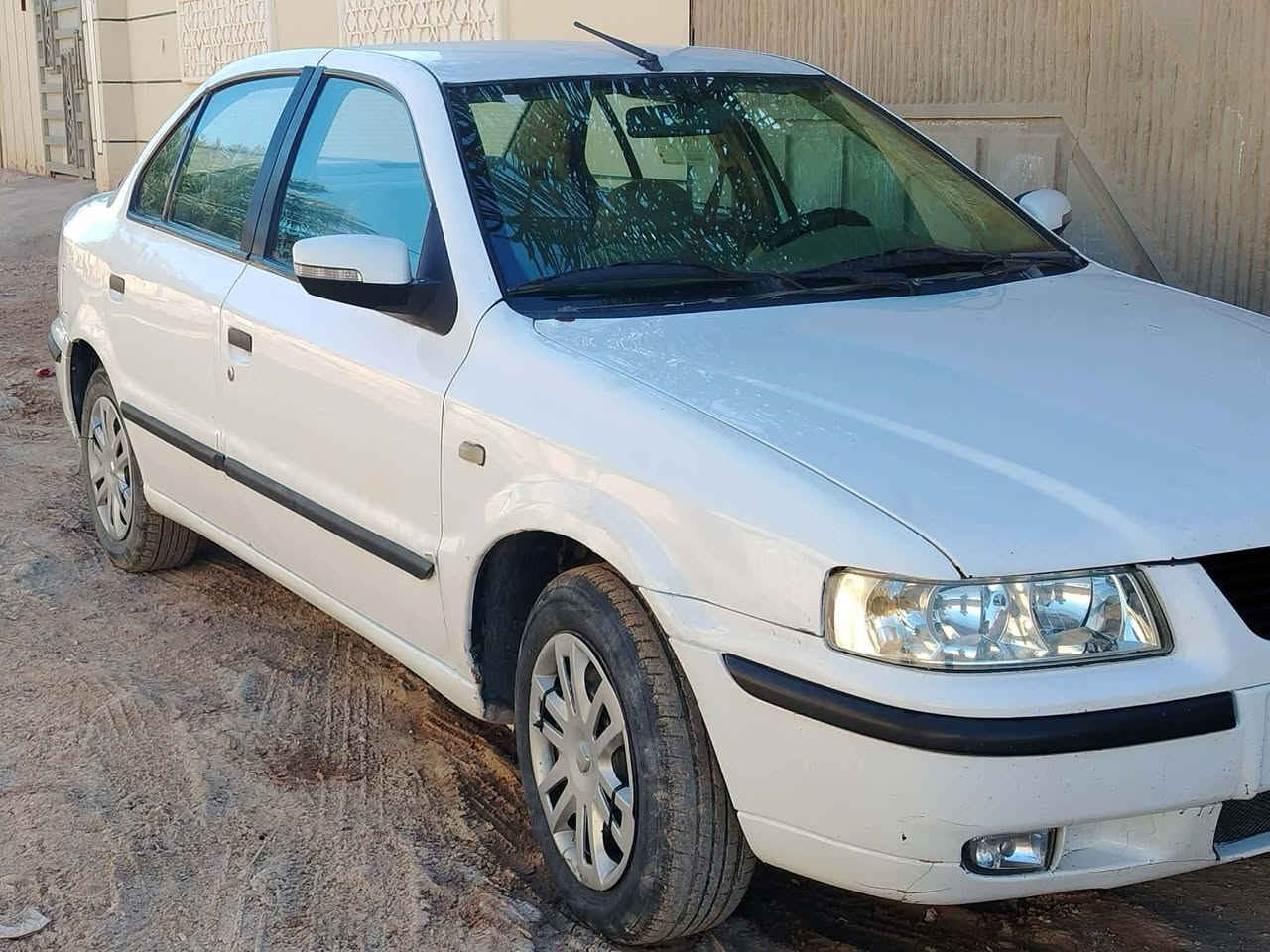 سمند ٢٠١١ سورن خط واحد يعني حالها حال السمند
كاملة نقصها فقط تبريد 
بيها ضربه بالجاملغ الامامي اثر ضربه خفيفة 
رقم واسط ومكانها واسط وسعرها مناسب للشراي 
كير مكينة نضيفة جدا 

سعرها ٣٩ وبيها مجال للشراي 
للإستفسار 
على الواتساب ***********
