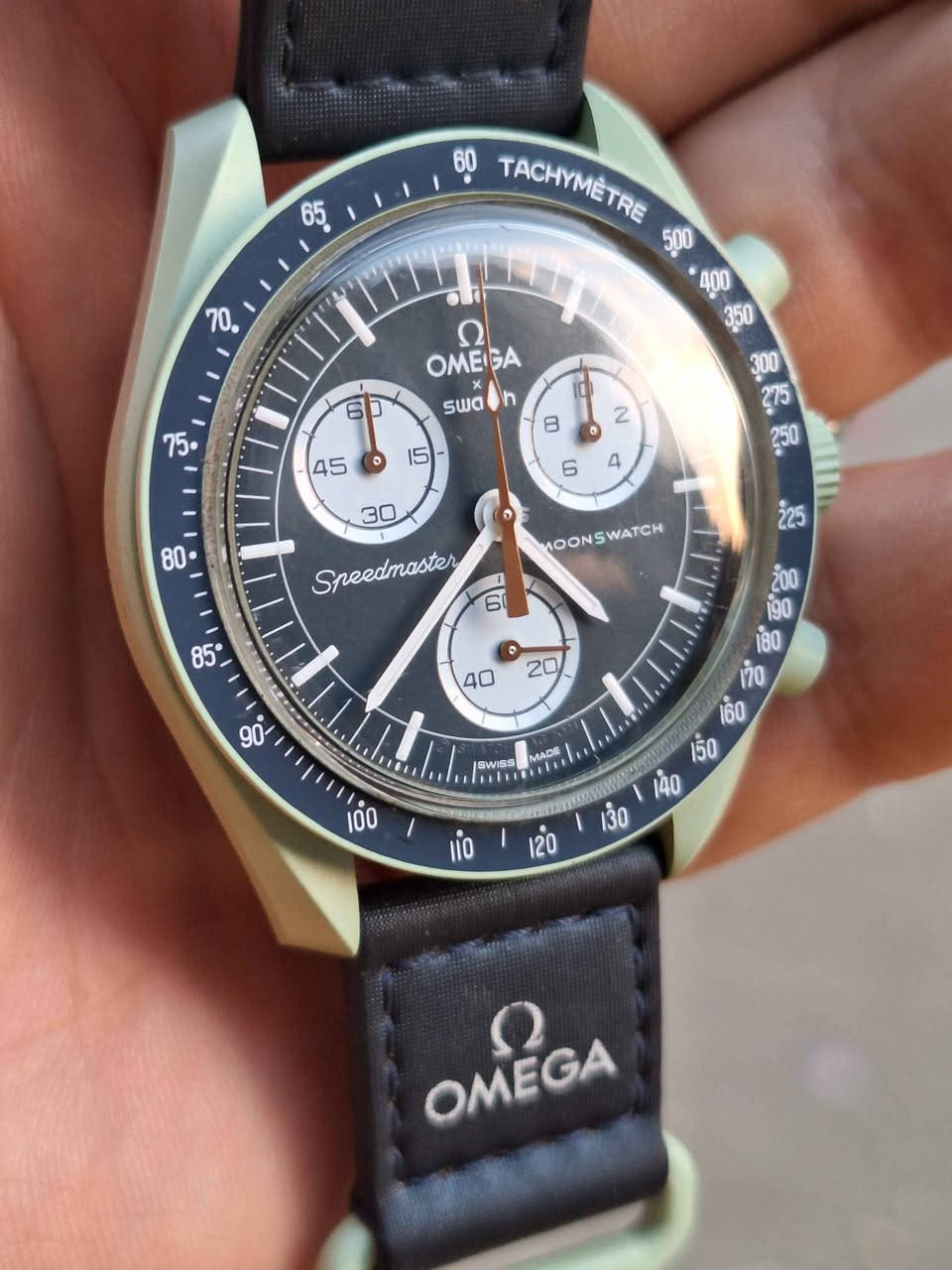 ساعة أوميغا x سواتش بيوسيراميك مون سواتش - ميشن أون إيرث (Omega x Swatch Bioceramic MoonSwatch - Mission on Earth). 
تفاصيل المنتج:
المجموعة: MoonSwatch، وهي نتيجة تعاون بين علامتي أوميغا وسواتش.
التصميم: تحتفي هذه النسخة بكوكب الأرض، وتأتي بهيكل بلون أخضر ترابي خفيف مع ميناء أزرق داكن وسوار فيلكرو® كحلي.
المادة: مصنوعة من مادة الـ بيوسيراميك (Bioceramic) المبتكرة والخاصة بسواتش، وهي مزيج فريد من ثلثي السيراميك وثلث مواد مشتقة حيوياً.
الميزات: تتضمن جميع السمات الرئيسية لساعة أوميغا سبيدماستر مون ووتش الأيقونية، مثل الهيكل غير المتماثل، ومقياس التاكيميتر، وشعار Speedmaster، مع لمسة عصرية بألوان مستوحاة من الفضاء والكواكب. مركز طوخ, القليوبية


**إذا كنت صاحب هذا الإعلان وتريد حذفه لأي سبب، رجاءا أرسل رسالة إلى الدعم الفني**