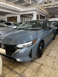 نيسان سنترا موديل 2024 ضررها بوند بدون دواخل  ماشيه 22km لون اسمنتي مم...