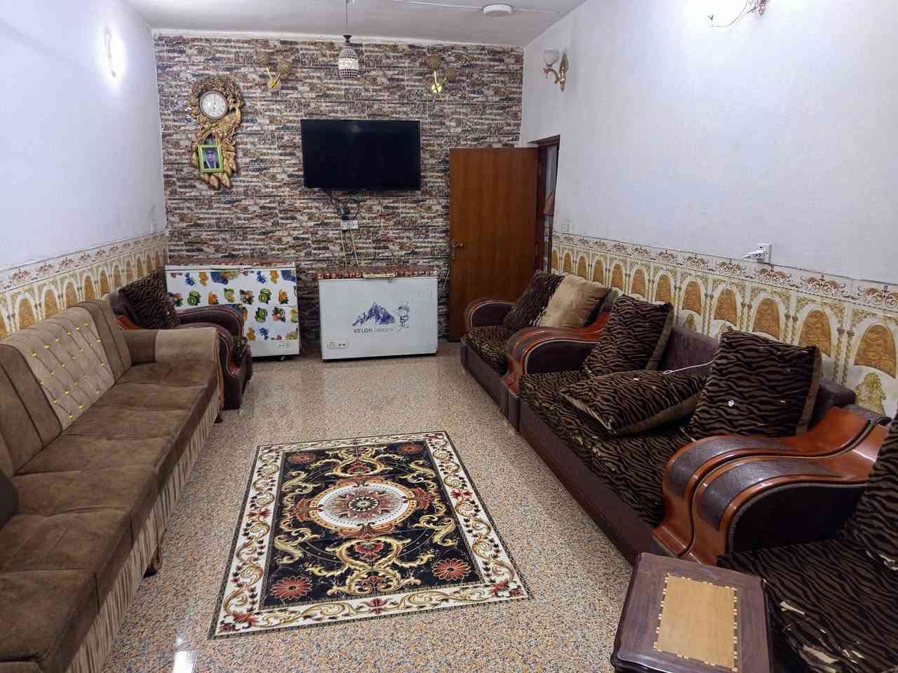 فرصه استثمارية موقع تجاري دار ومشتمل منفصل للبيع طابقين ملك صرف بناء حديث تحويل مباشر مساحة 250م واقع حال 273م  كامل الخدمات  بابين للبيت الاولى حي المعلمين السايدين مدخل مطعم جنة بغداد قرب نقطة الشرطة الباب الثانية فرع قاعة حي المعلمين للمناسبات الدار يتكون من استقبال وهول وثلاث غرف نوم ومطبخ وصحيات داخليه وخارجية وكراج كبير  وبيتونه  السعر 275مليون وبي مجال للشراي للاستفسار خاص او ***********

