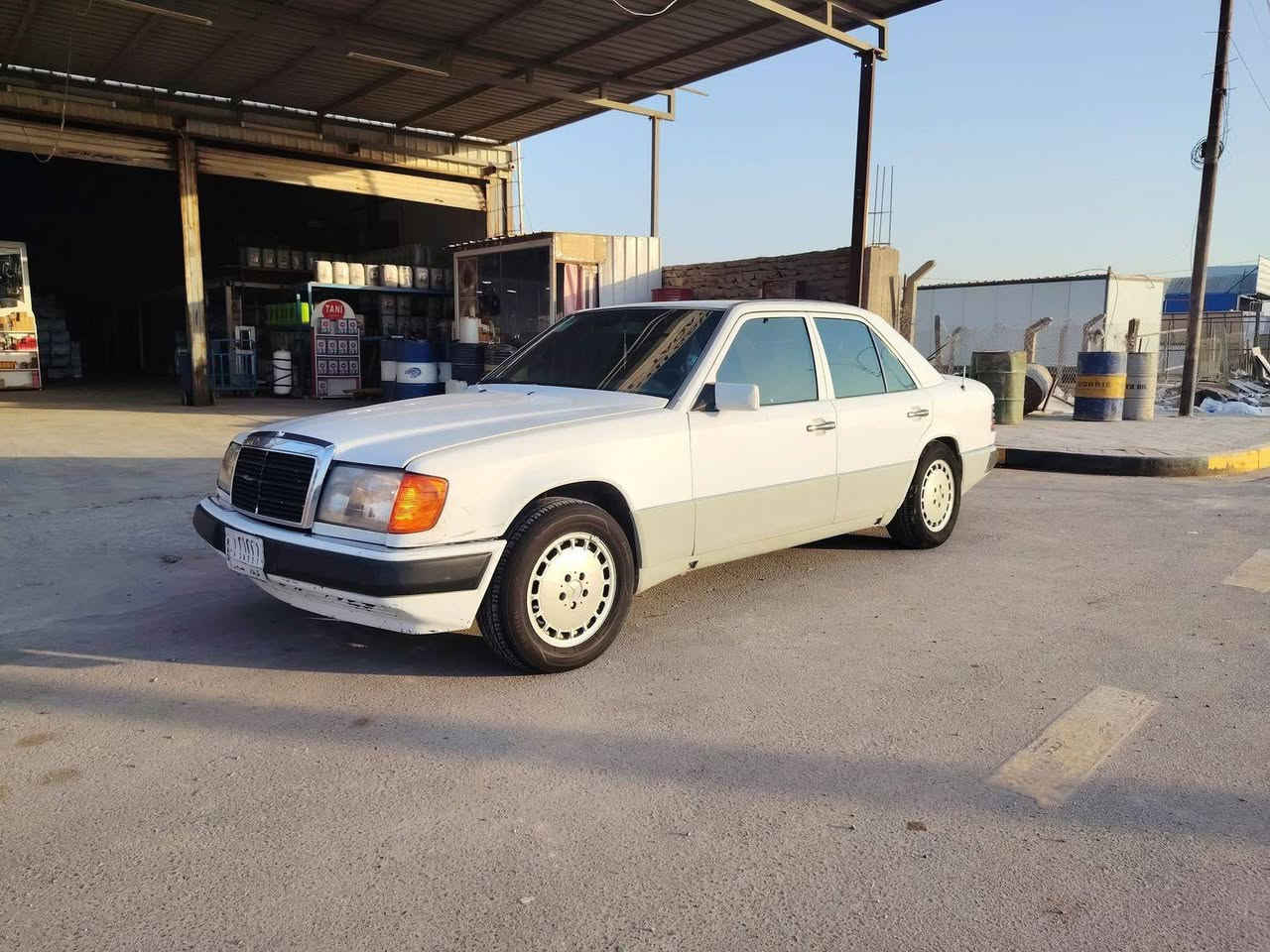 مارسدس دب للبيع
موديل 91
رقم كربلاء الماني
قواعد دبلات بلاد
مكينه وگير مكفولات بطه اثنين ونص
تخم تاير 
حدادية 80%
مصبوغه عام
سنوية نافذه

المو شراي لا يخابر رجاءاً 

الديوانية قضاء غماس
السعر 45 وبيها مجال 

***********
